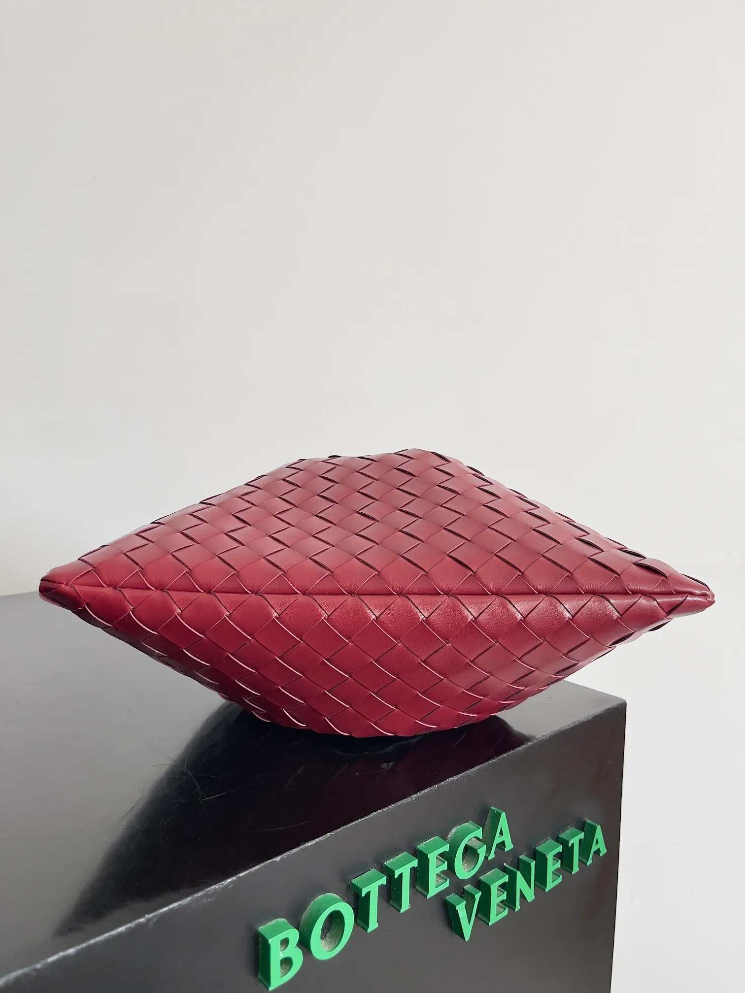 Batch 1560 Armpit bags have become a fashionable item that every girl has in their hands in recent years🛍️. The elegant and simple style has won the love of many people of different ages. However, there is an unavoidable trouble with armpit bags, that is, the capacity is too small, and BOTTEGA VENETA’s new Dustbag Considering people's travel needs, the capacity of garbage bags has been greatly upgraded. Folding umbrellas, water cups, and girls' makeup powder and lipstick can all be accommodated. It is very light and resistant to dirt. Even if you have a lot of things when traveling, it can reduce the burden to a certain extent. The shoulder straps are buckled and can be changed at will. It can be used for hand holding or as the liner of a large bag. After the drawstring is drawn, it looks like a cloud bag. It is very suitable for concave styling when traveling in summer🙋🏻‍♀️ Style number: 796728 Size: 32*23*1cm
